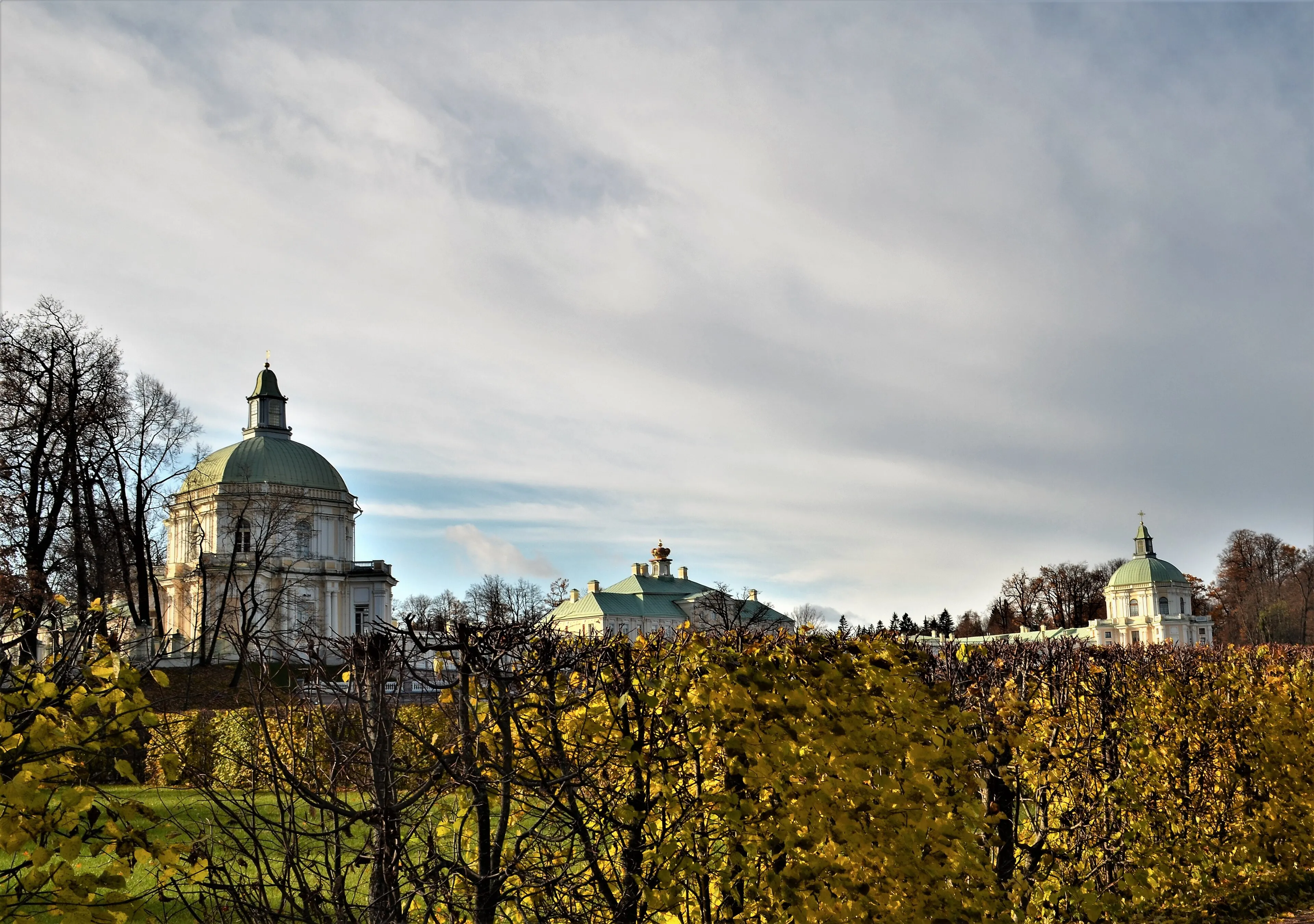 Большой Меншиковский дворец осенью, вид из-за стриженых деревьев Нижнего сада